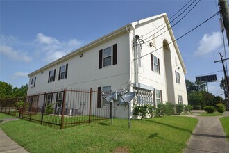 Building Photo - 304 Dell Ct