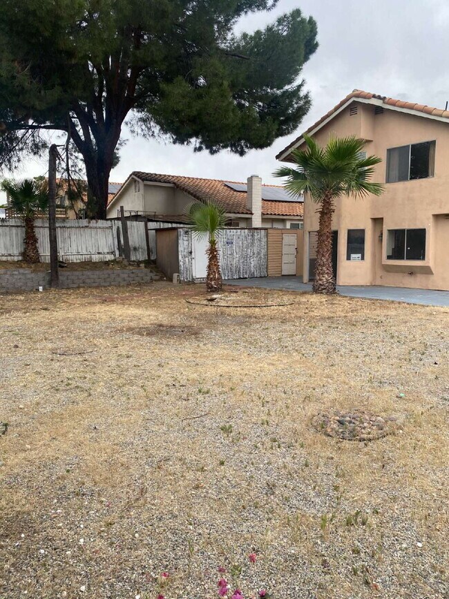 Foto del edificio - Spacious 3BD/3BA Home with Big Yard — Priced to Move Fast! Pets OK