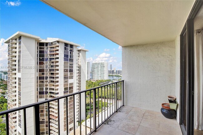 Foto del edificio - 18151 NE 31st Ct