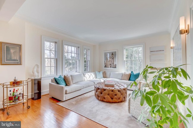 Foto del edificio - 1661 Crescent Pl NW
