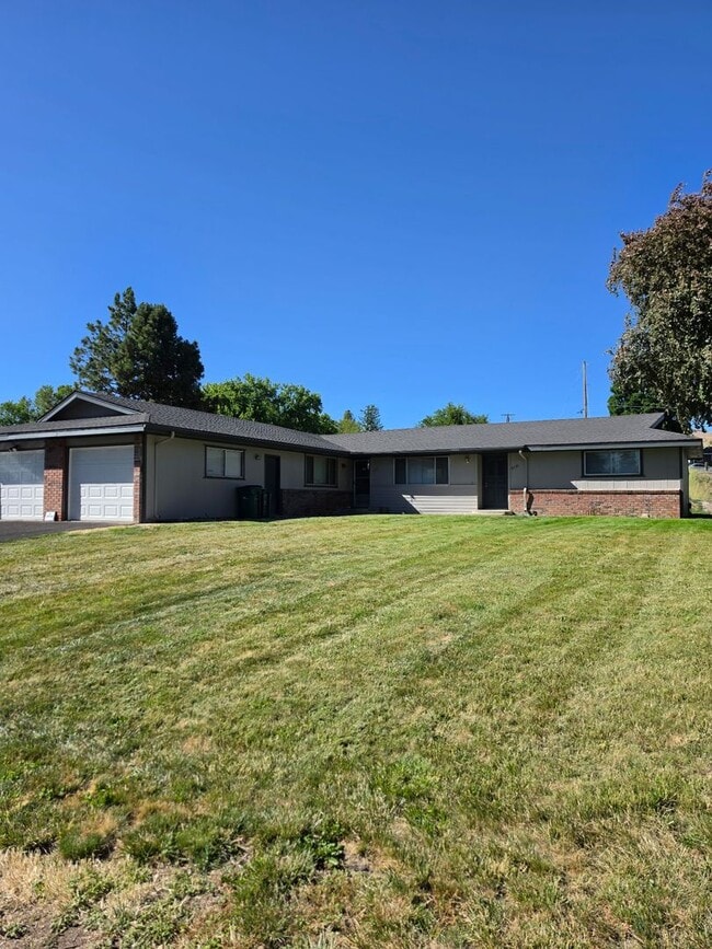 Building Photo - 6131-6131 Onyx Ave