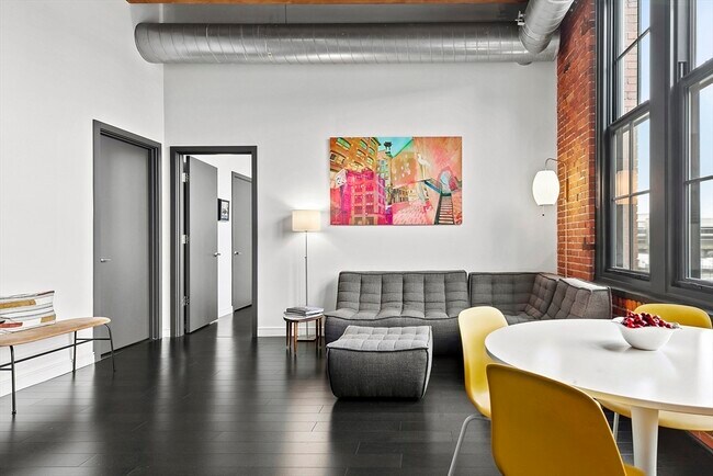 Building Photo - 319 A St