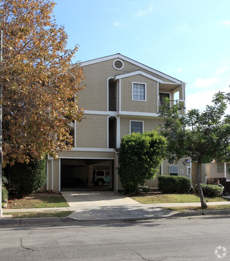 Building Photo - 1020 Roswell Ave
