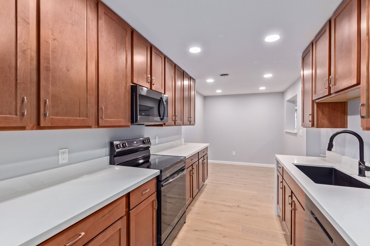 Primary Photo - NEWLY RENOVATED 6 bedroom 4 bathroom home ...