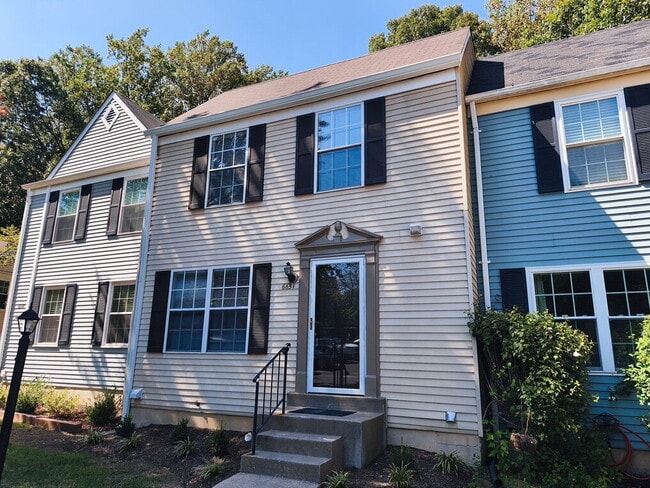 Foto del edificio - Spacious Alexandria Townhome in Convenient...