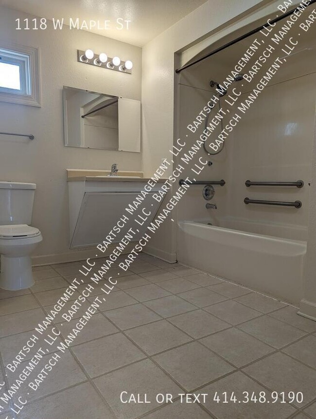 Building Photo - 1118 W Maple St