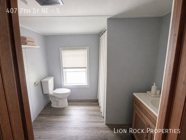 Building Photo - 407 7th St NE
