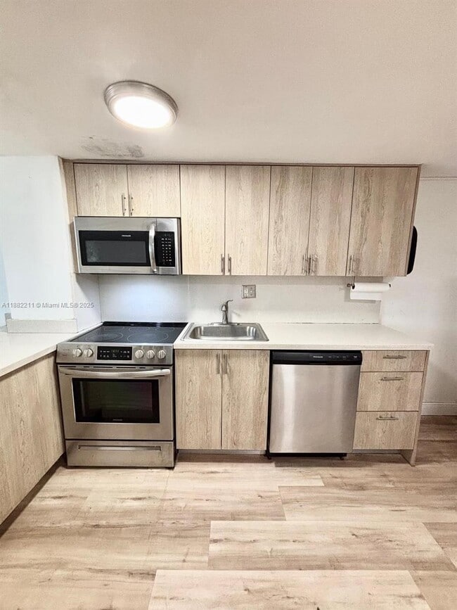 Building Photo - 801 Brickell Bay Dr