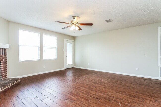 Building Photo - 16549 Jasmine Springs Dr