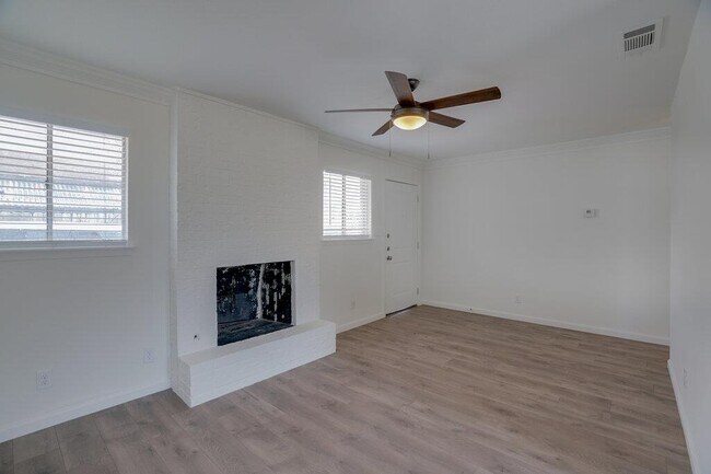 Foto del edificio - 304 John N Garner Cir