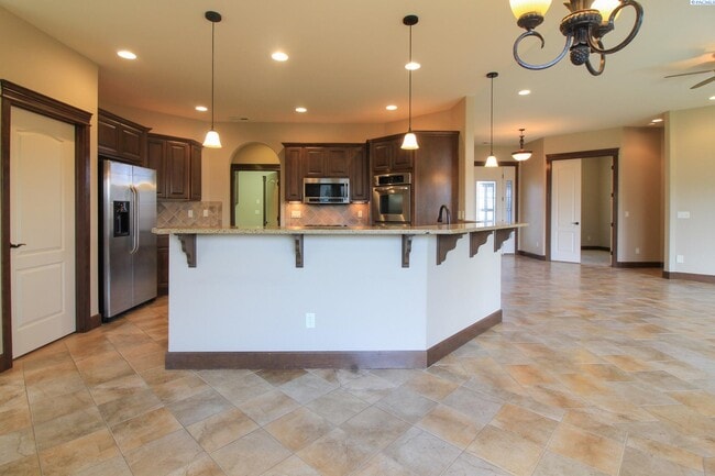 Building Photo - 3 Bed/2.5 Bath Large Horn Rapids Home