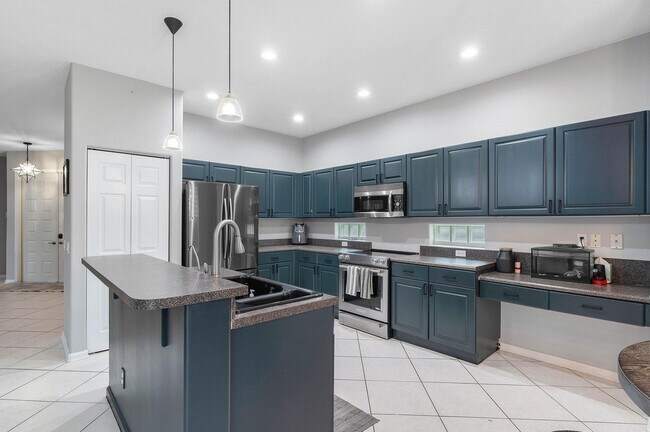 Building Photo - 7069 Middlebury Dr