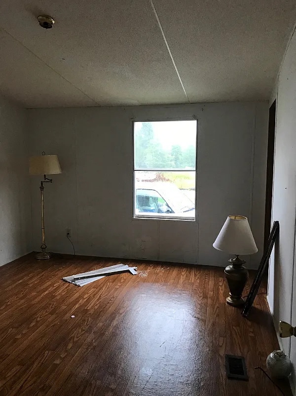 Building Photo - 3 Bedroom 2 bathroom