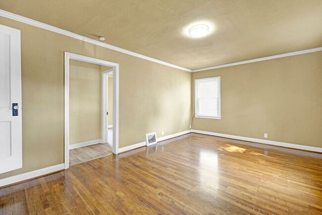 Building Photo - 3BR Cottage with Large Backyard, Garage and a Basement!