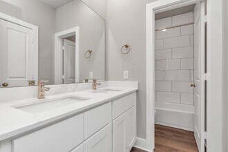 Building Photo - 10638 Cascade Crk Dr