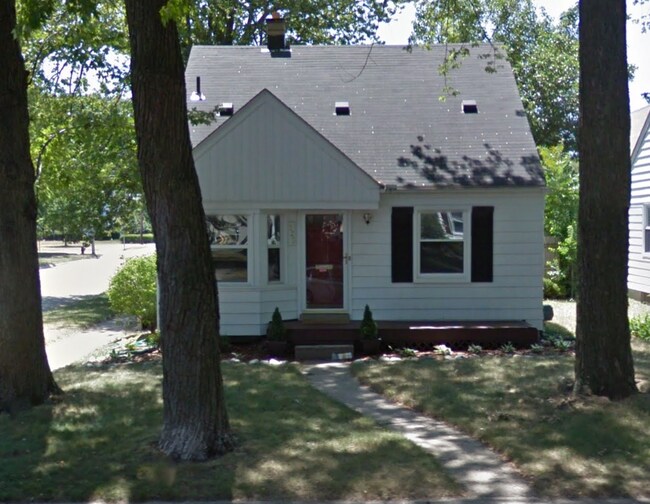Building Photo - 828 E 3rd St