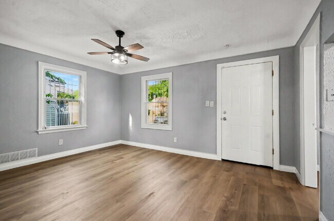 Foto del edificio - Charming & Updated 3-Bedroom Home in Detroit! OWNER SPECIAL-$500 off first months rent