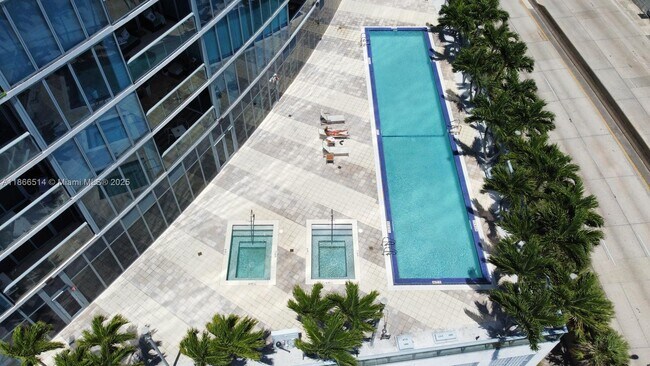 Foto del edificio - 601 NE 36th St
