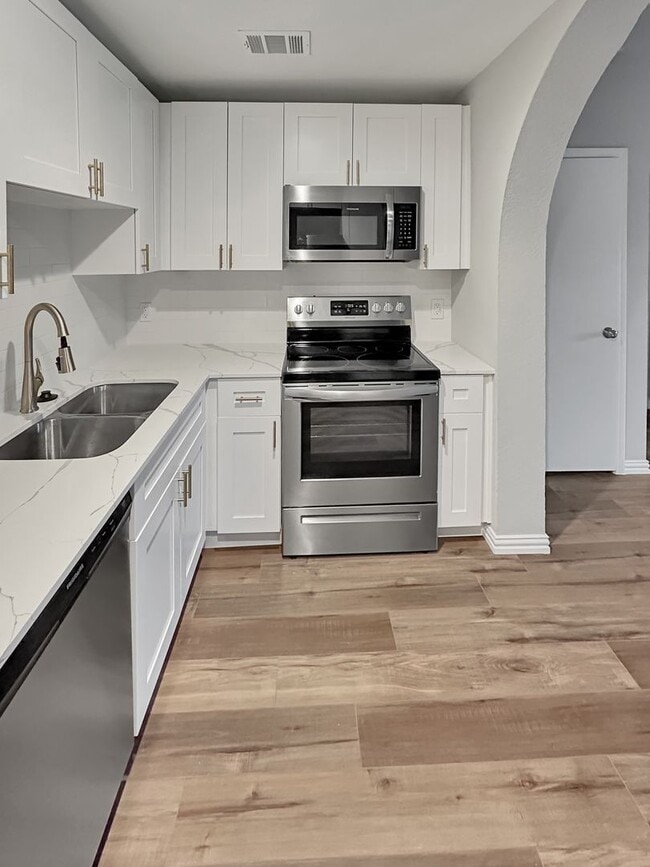 Building Photo - Beautifully Updated 2-Bedroom Condo in Nor...