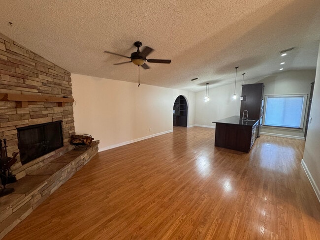 Building Photo - 1706 Yorktown Ave