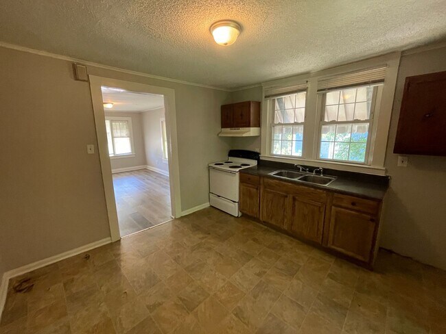 Foto del edificio - Freshly painted 2 bedroom 1 bath house- Pet Friendly!