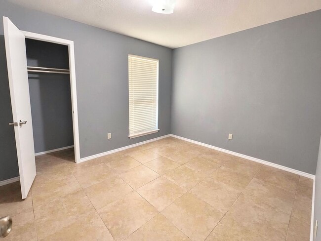 Building Photo - 915 Lemontree Dr