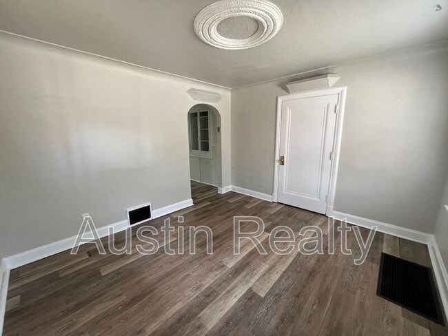 Building Photo - 8836 Graceland Ave