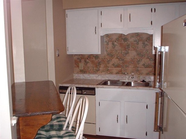 Building Photo - 1176 Dennis Ln