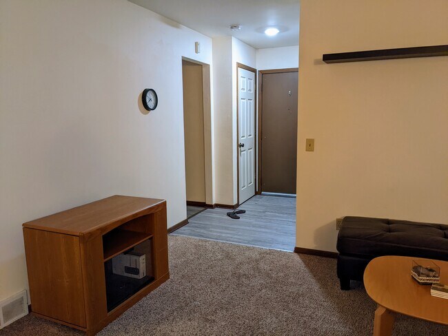 Vista de la entrada principal desde la sala de estar - 2023 Frisch Rd
