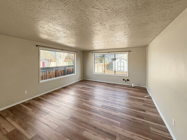 Foto del edificio - 3-Bedroom Boise Home with Outdoor Fireplace, Fenced Yard & LVP Flooring Near Downtown | $500 Off ...