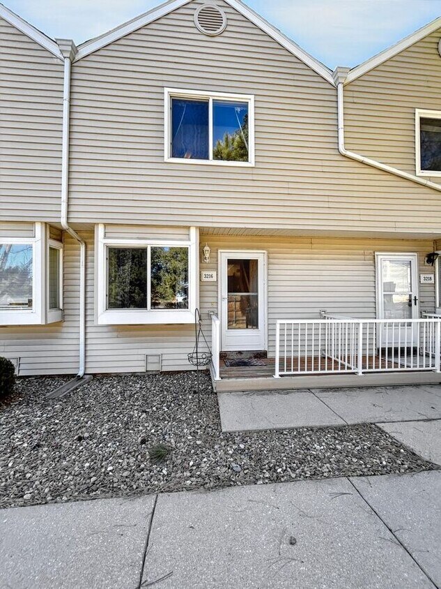 Foto principal - 2-Bedroom Home with Modern Amenities and C...