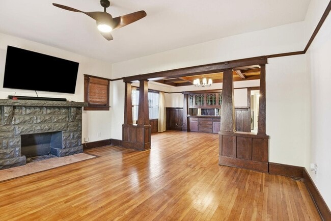 Building Photo - 1610 W 36th Pl