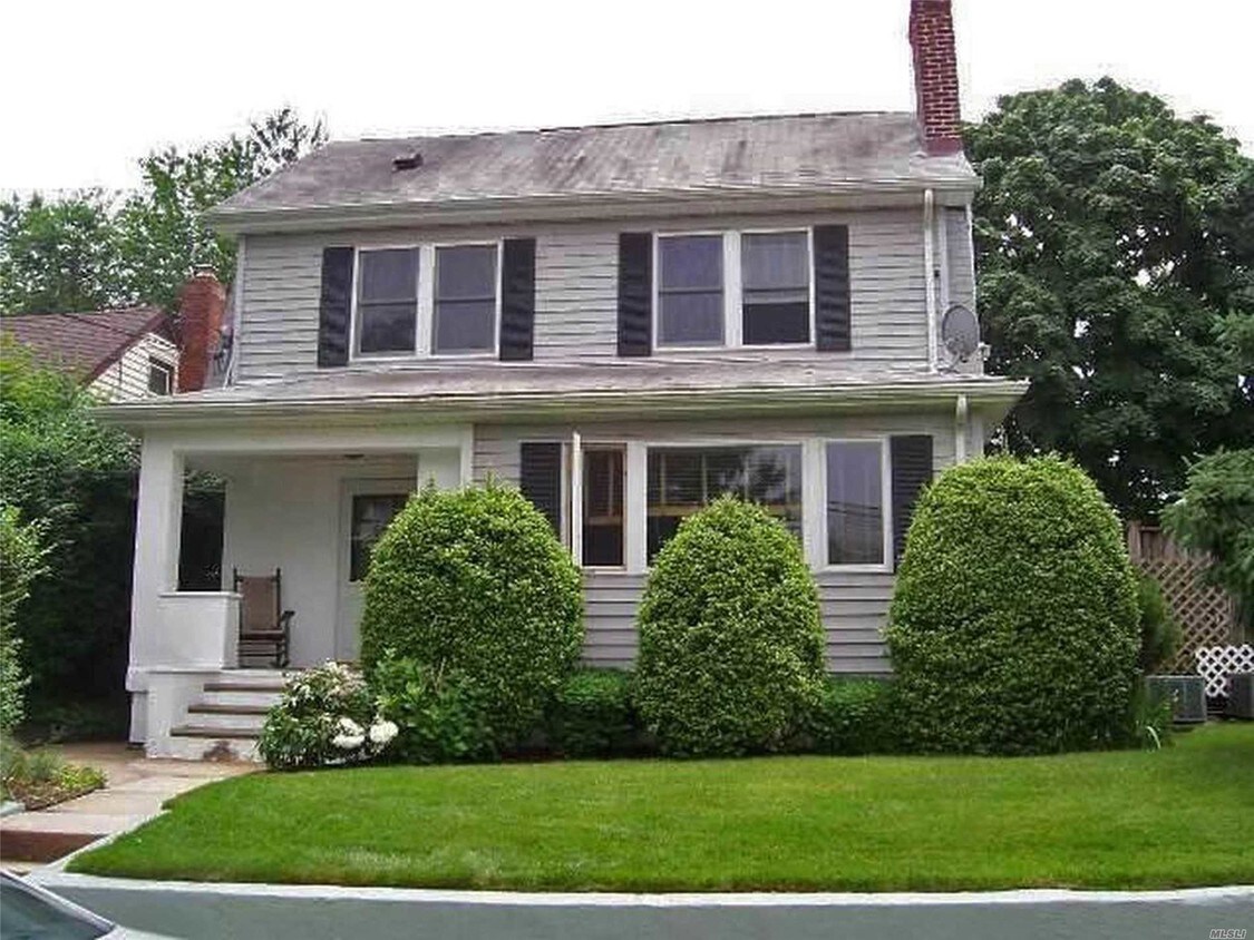 Primary Photo - 10 Flower Hill Pl