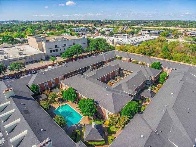 Foto del edificio - 7920 Rockwood Ln