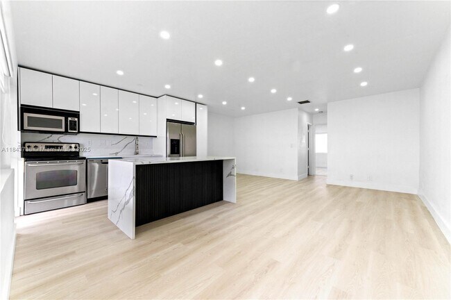 Building Photo - 2881 NE 32nd St