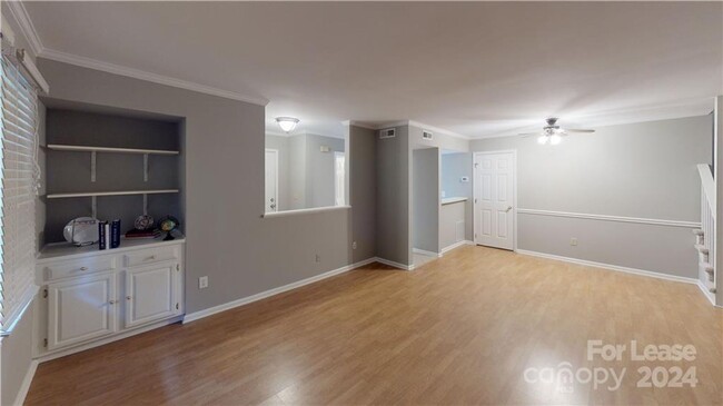 Building Photo - Adorable rental opportunity in Southpark!