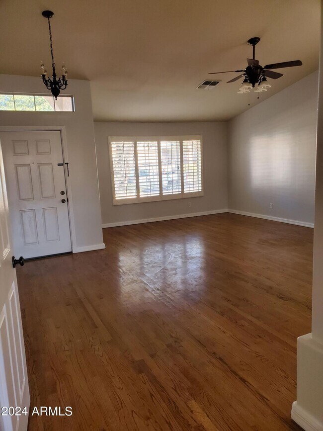 Foto del edificio - 4555 E Charleston Ave