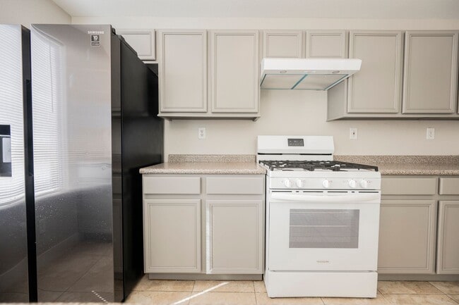 Building Photo - 6075 Las Nubes Dr