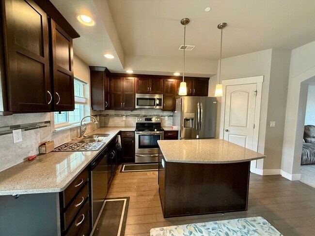 Foto del edificio - This townhome-style condo truly has it all!