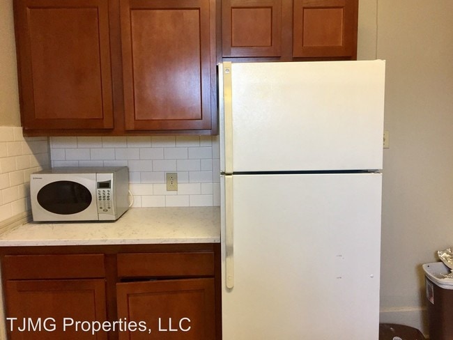 Building Photo - 3 br, 1 bath Room For Rent - 131-33 Dell St