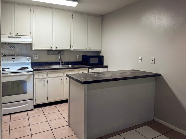 Building Photo - 1405 E 40th St