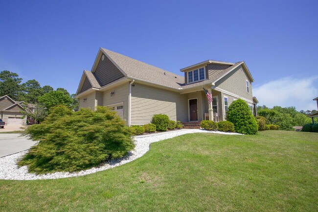 Foto del edificio - Charming End-Unit Townhome in Southern Pines