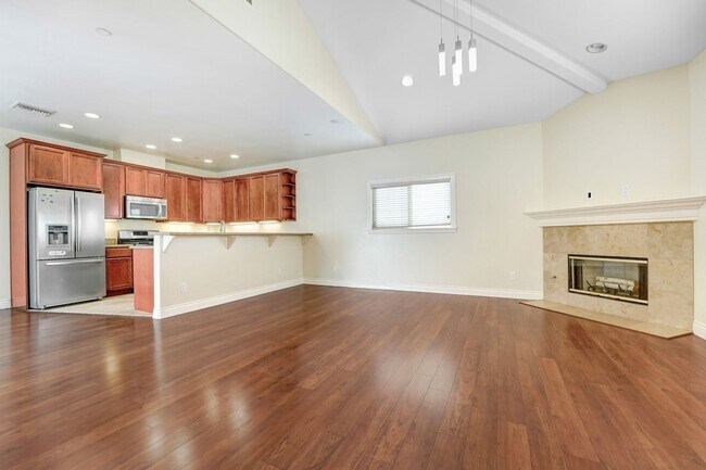 Foto del edificio - Spacious 3 Bedroom 2.5 Bath Available Now!