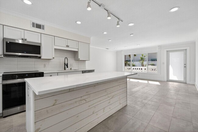 Building Photo - 624 Southwind Cir