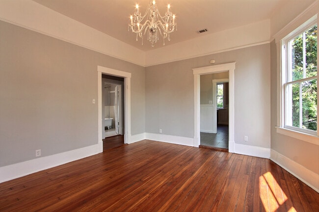 Living - 709 Barnard St