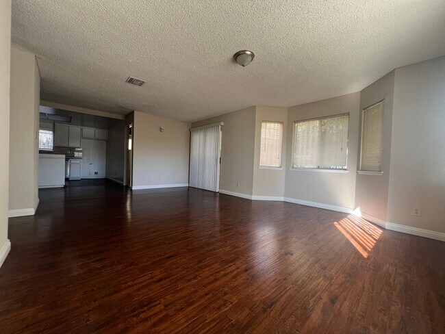 Foto del edificio - 3302-3306 DELTA AVE, / 8409 DOROTHY ST.