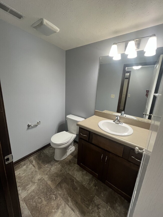 Foto del edificio - Newer 3-Bed Townhome in NW Columbus, attached double car garage and private back yard!