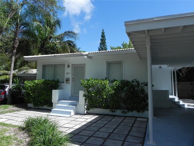 Foto del edificio - 861 NE 70th St