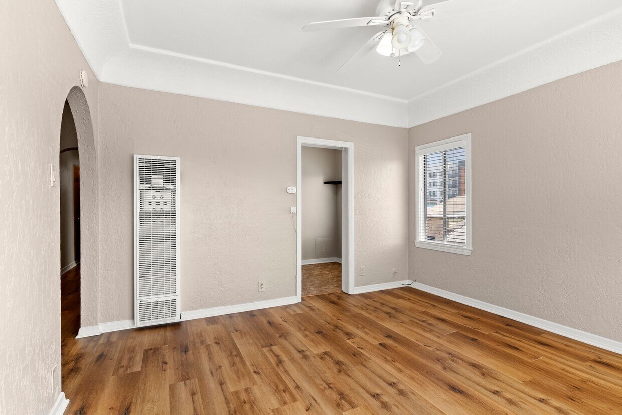 Primary Photo - 1324 Peterson Avenue