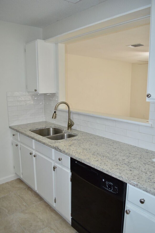 Building Photo - Beautiful 2 bed 2 bath with new flooring a...
